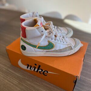 Nike Sneakers Blazer Mid '77‎ Vintage 'Rayguns' - Kids Size 6Y